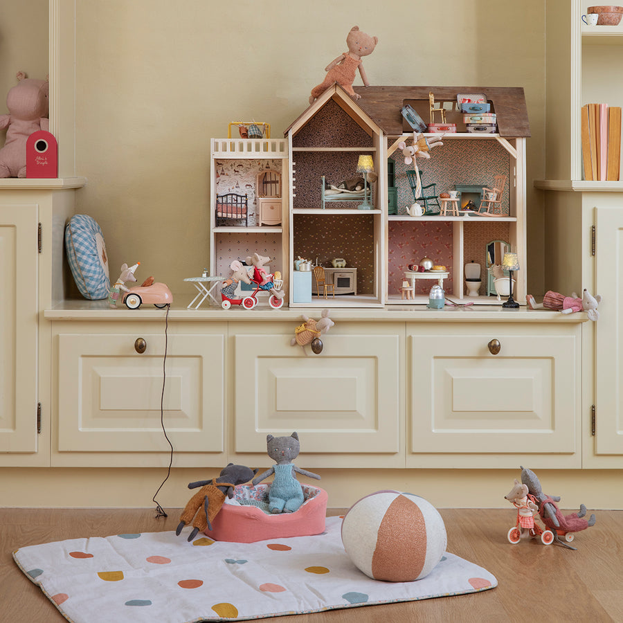 Maileg accessories – Miniature Maileg accessories for dollhouses, encouraging storytelling and imagination.