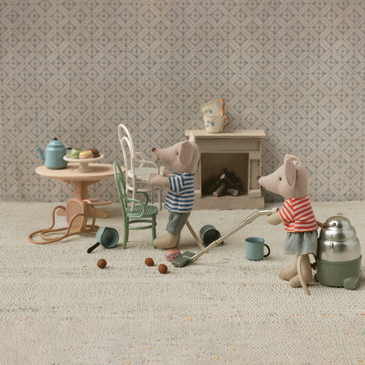 Pre-order Maileg Vintage Chair Mouse - Dark Powder