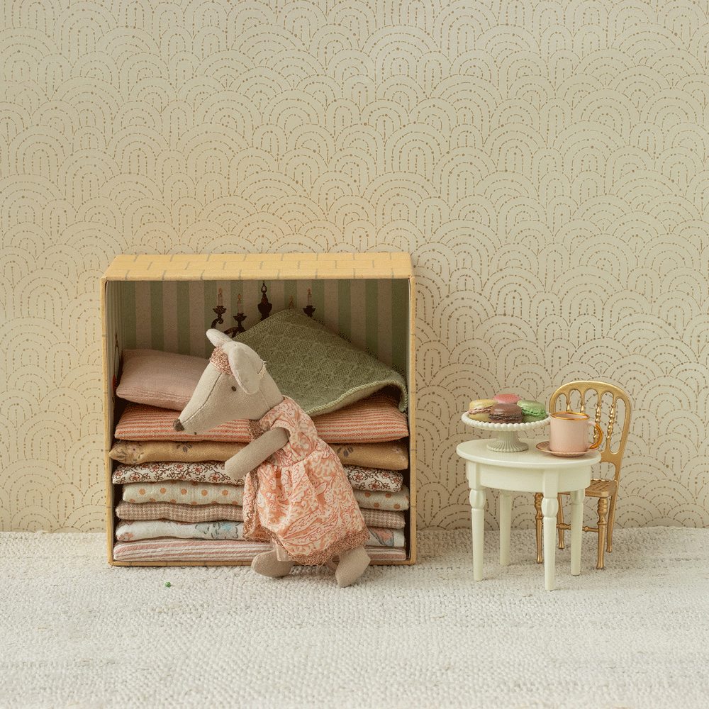 Vintage Side Table Mouse