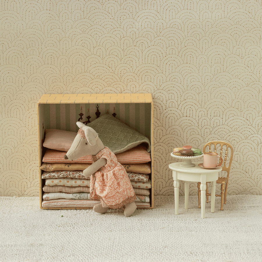 Vintage Side Table Mouse