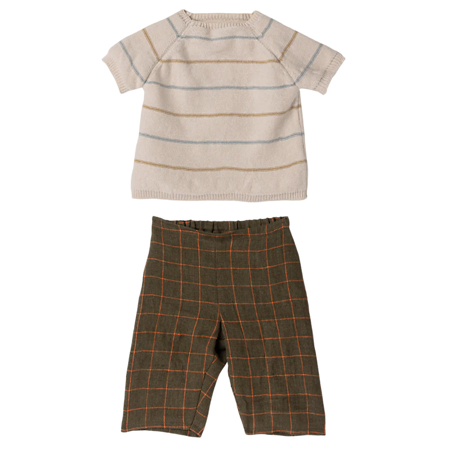 Rabbit Size 5, Pants & Knitted Sweater