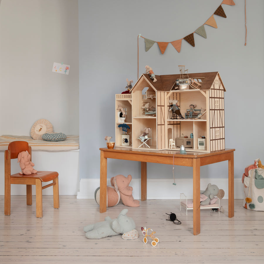 Maileg accessories – Miniature Maileg accessories for dollhouses, encouraging storytelling and imagination.