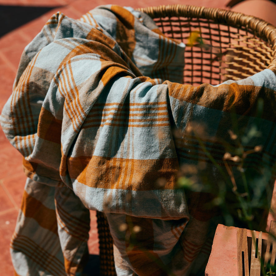 Vida Check Table Cloth Amber/Blue, 180x180cm