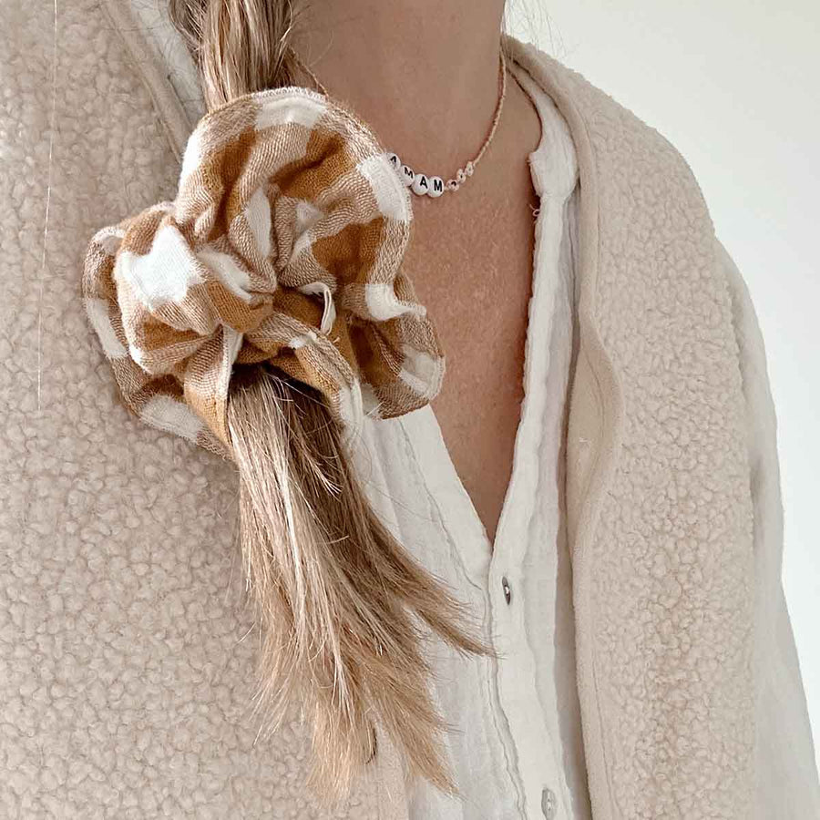 SCRUNCHIE GINGHAM CARAMEL