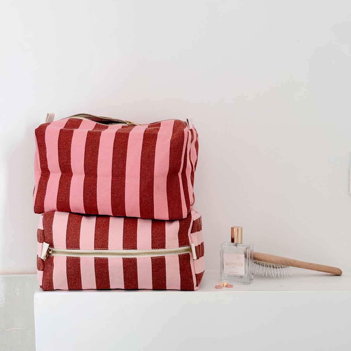 VIC TOILETRY BAG STRPES BRICK / PINK