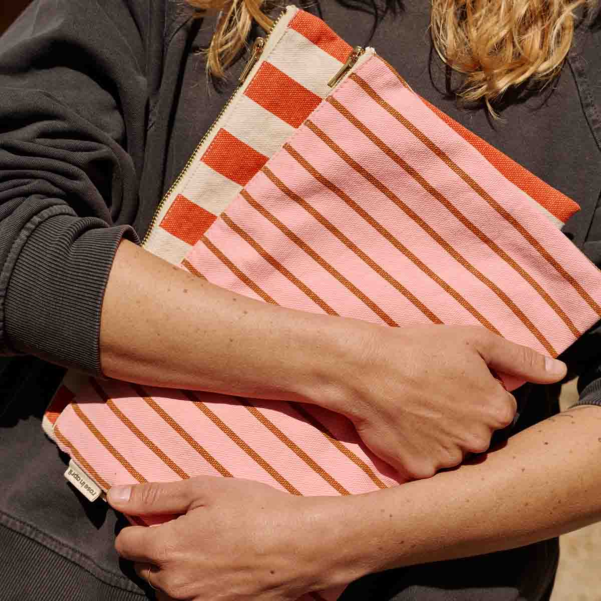 LILI FLAT POUCH STRIPES GREIGE / TOMATO