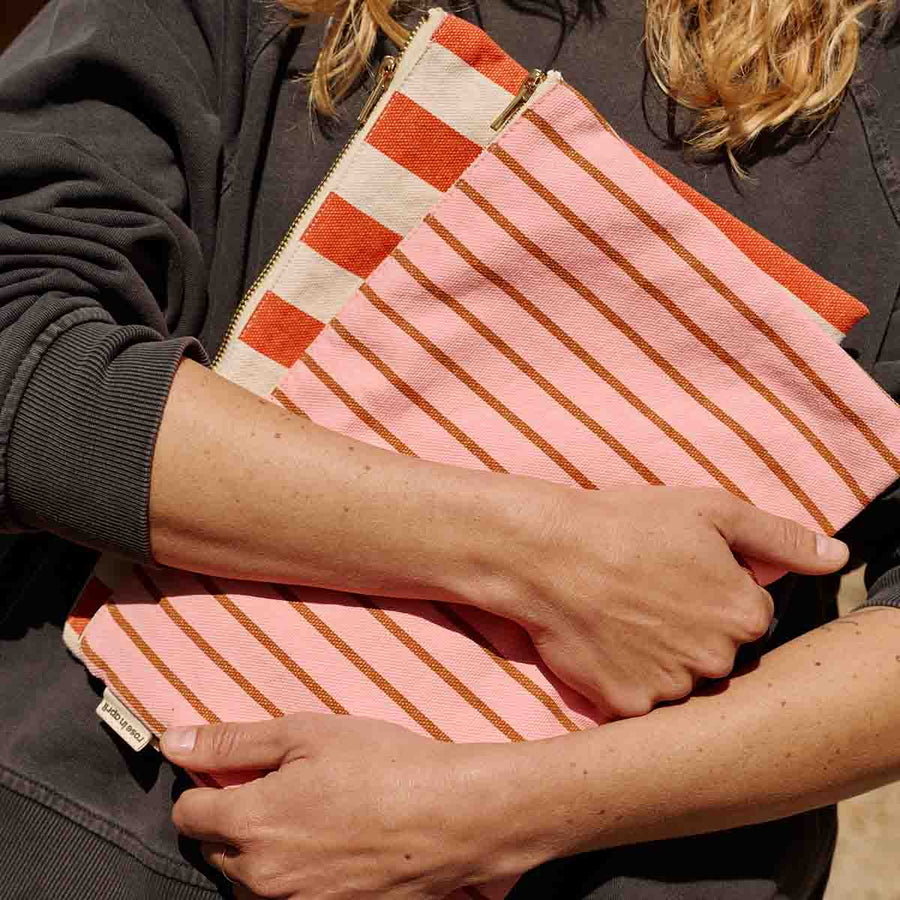 LILI FLAT POUCH STRIPES GREIGE / TOMATO