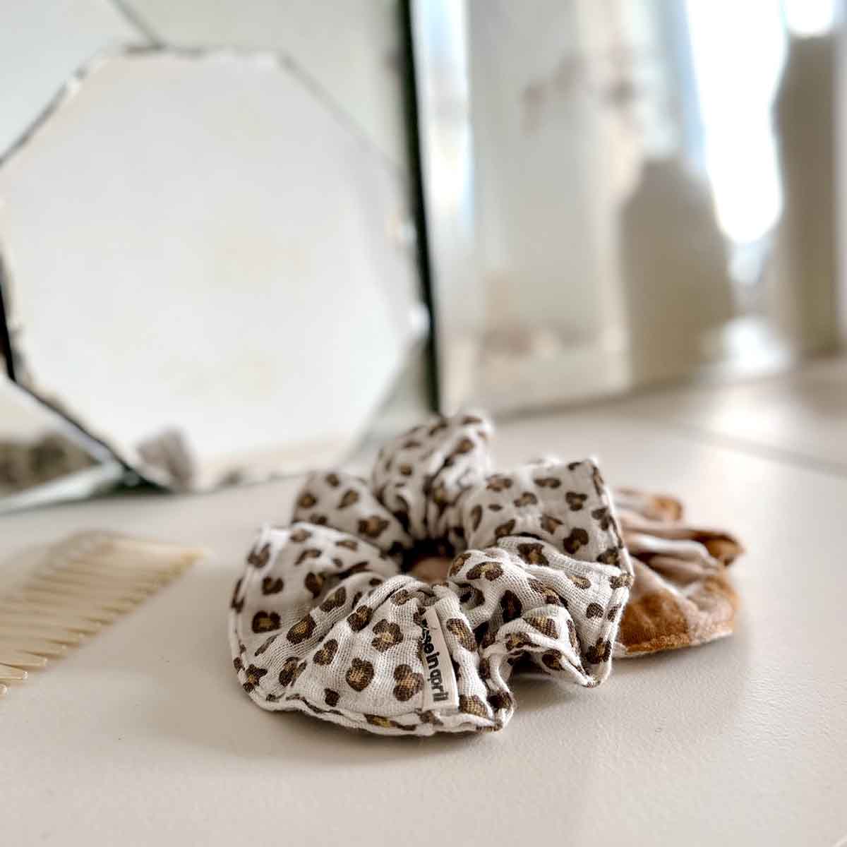 SCRUNCHIE GINGHAM CARAMEL
