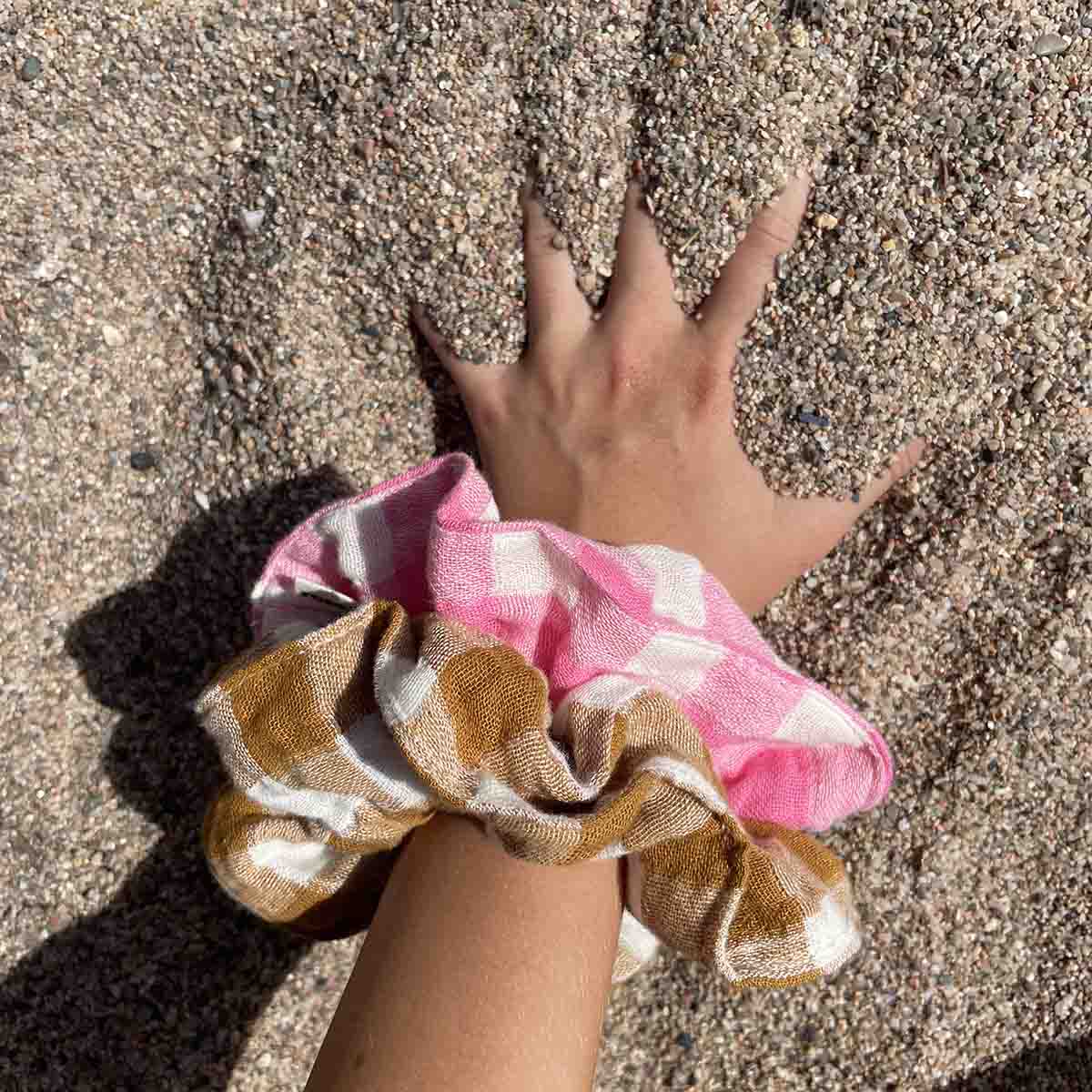 SCRUNCHIE GINGHAM CARAMEL