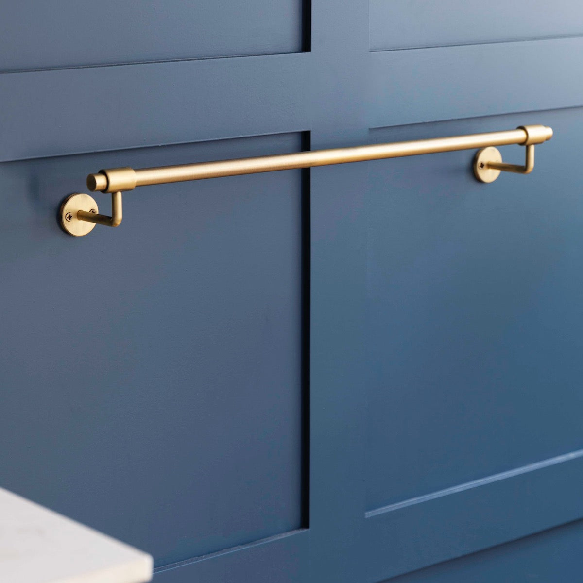 novello-towel-rail-large-antique-brass