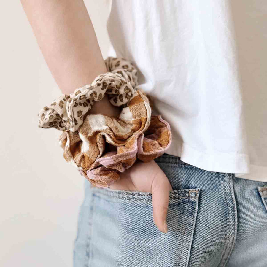 SCRUNCHIE GINGHAM CARAMEL