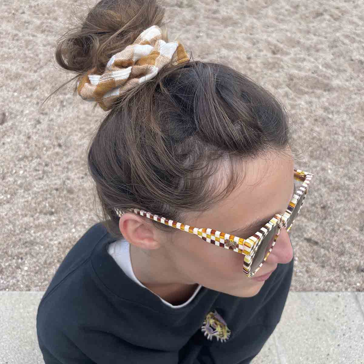 SCRUNCHIE GINGHAM CARAMEL