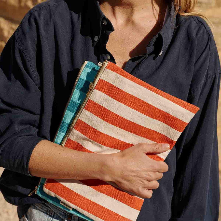 LILI FLAT POUCH STRIPES GREIGE / TOMATO