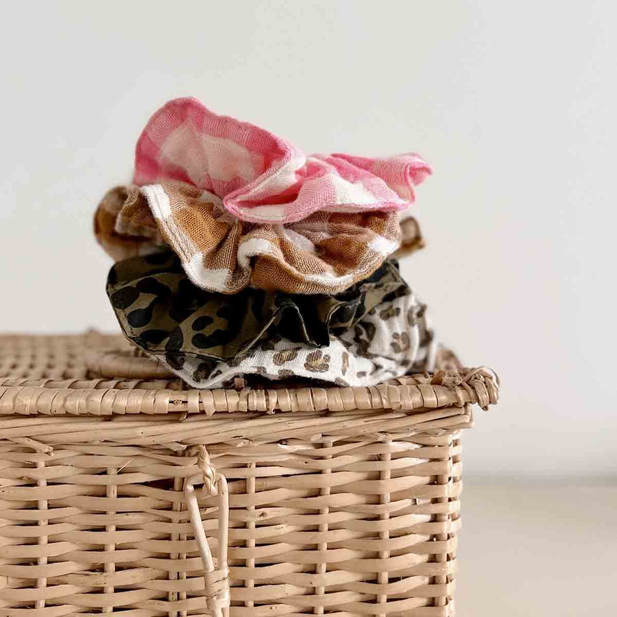 SCRUNCHIE GINGHAM CARAMEL