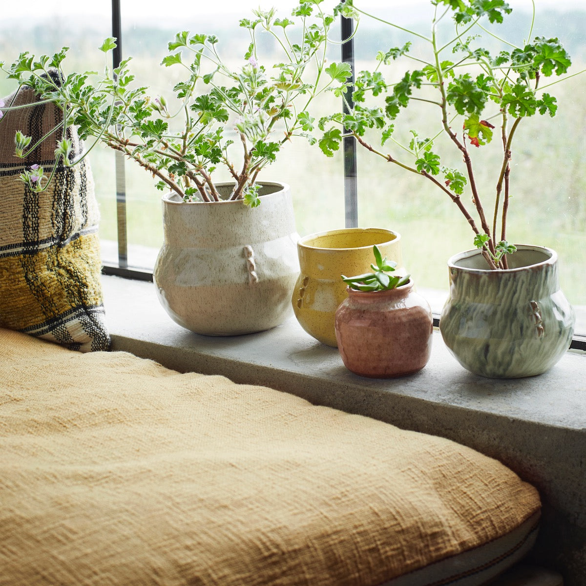 stoneware-flower-pot-off-white