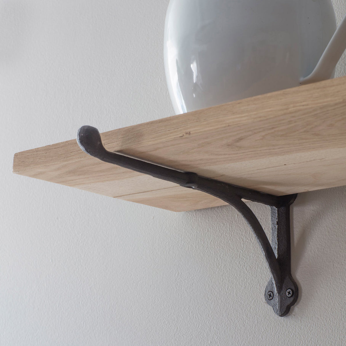 Garden trading Cast Iron Bracket Shelf - Raw Oak