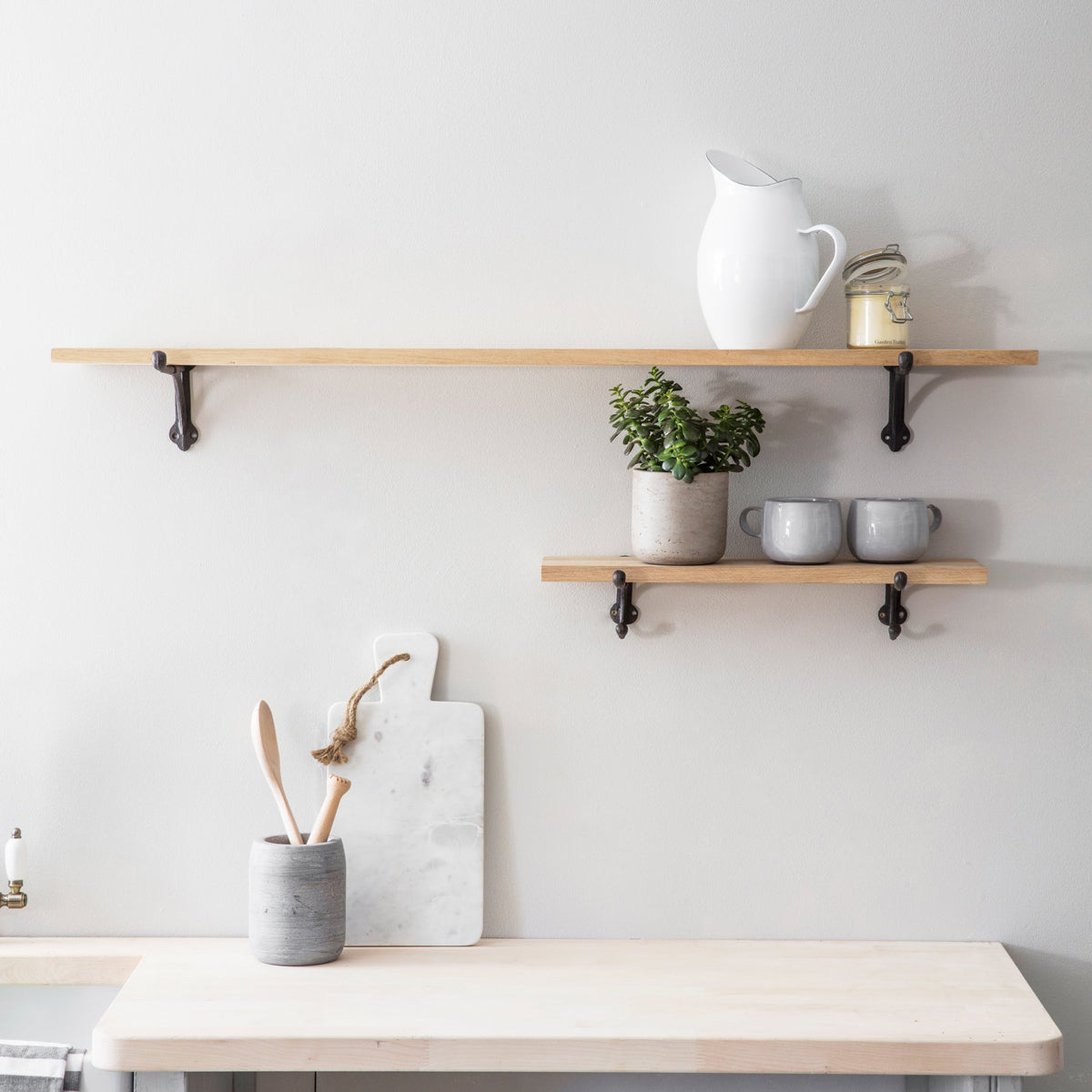 Garden trading Cast Iron Bracket Shelf - Raw Oak